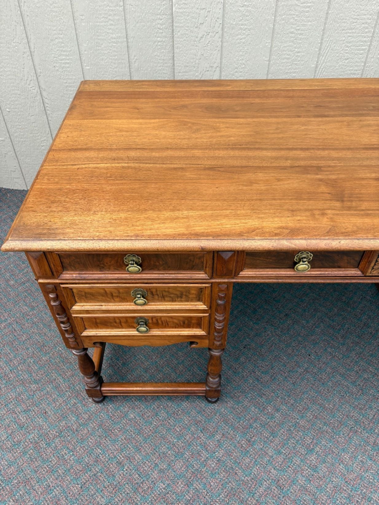 67611 Antique Executive Desk, Traditional Style in Solid Wood