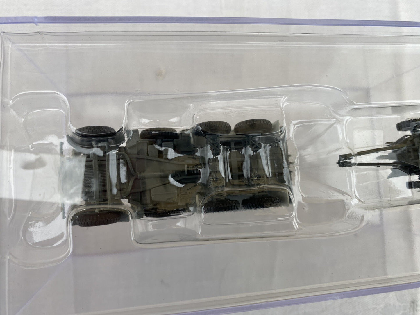 ES 64 : 2 Military Tanks in Showcases