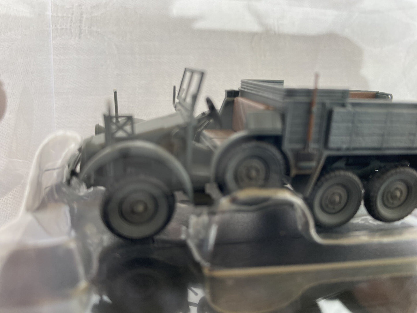 ES 64 : 2 Military Tanks in Showcases