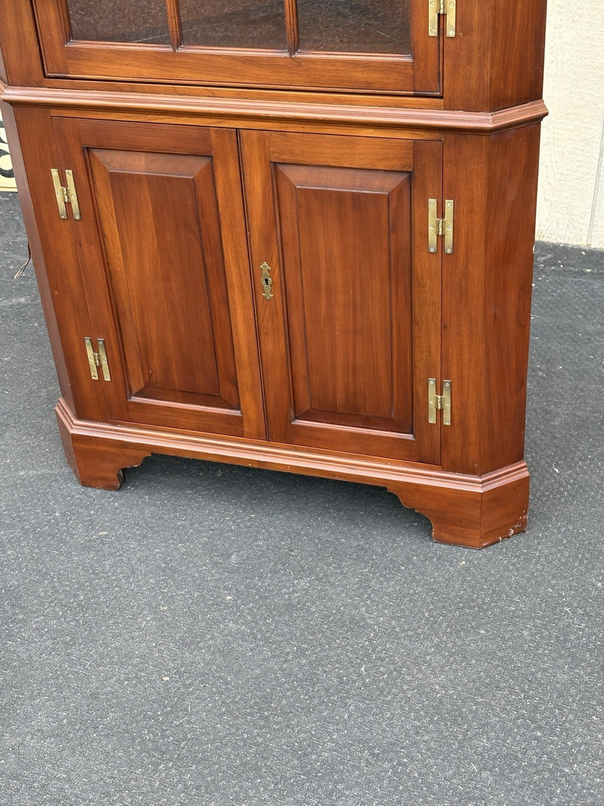 66652 Solid Cherry Henkel Harris Virginia Galleries Corner China Cabinet Curio