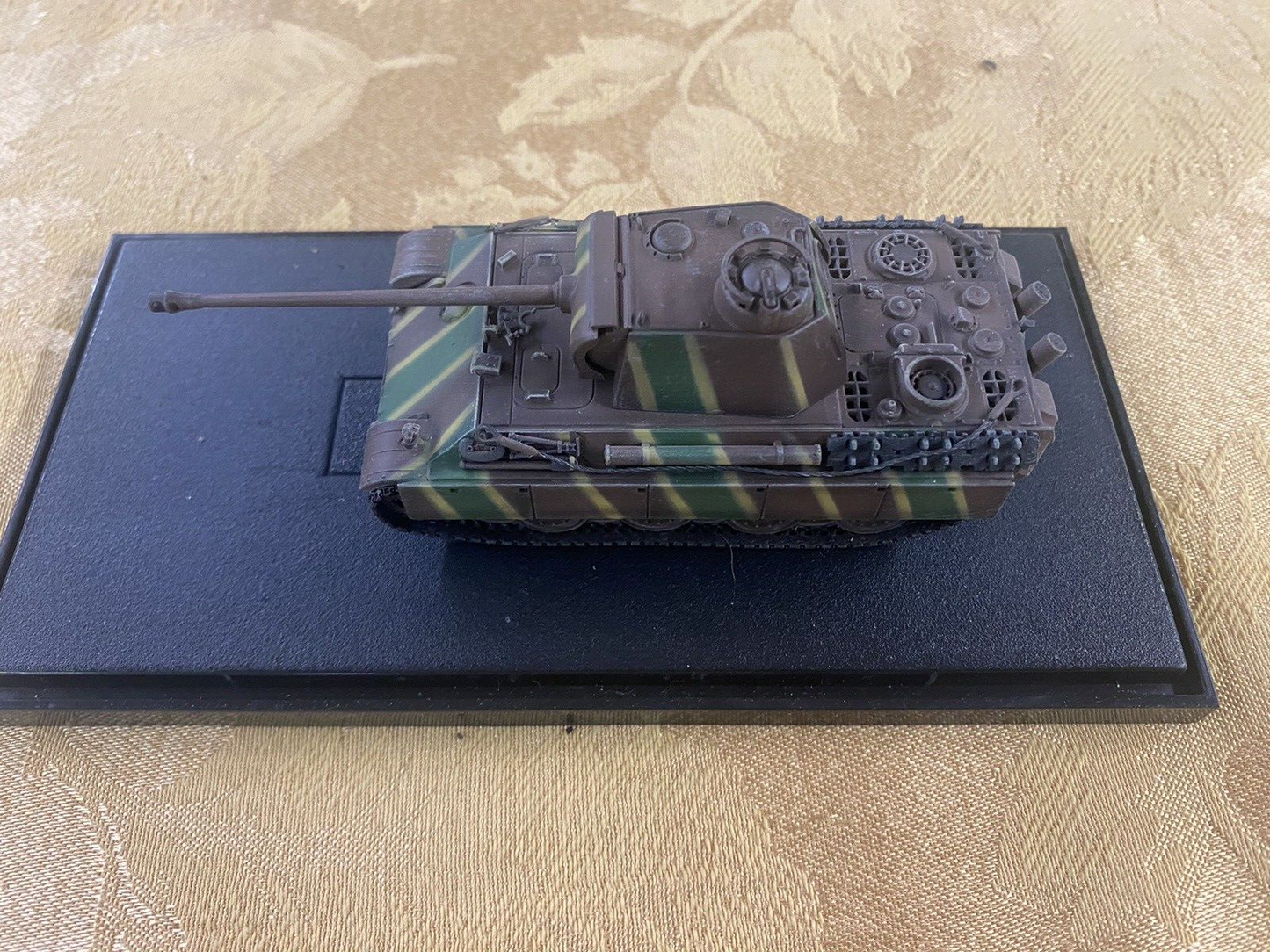 ES 46: Group of 3 military tanks
