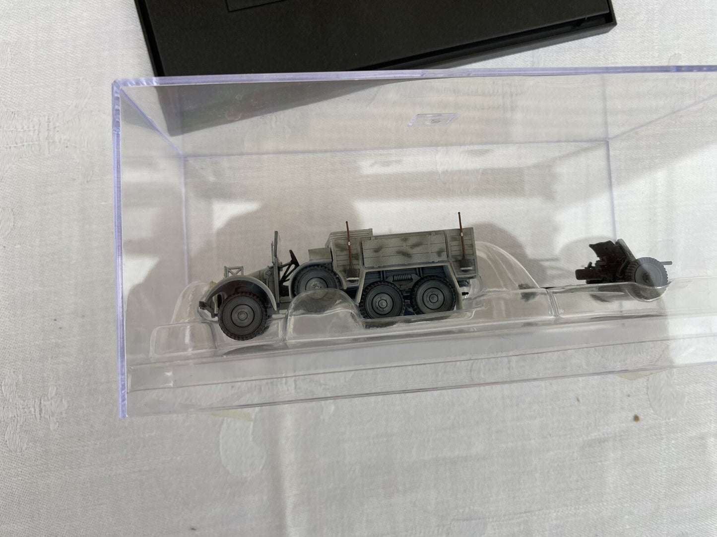 ES 64 : 2 Military Tanks in Showcases