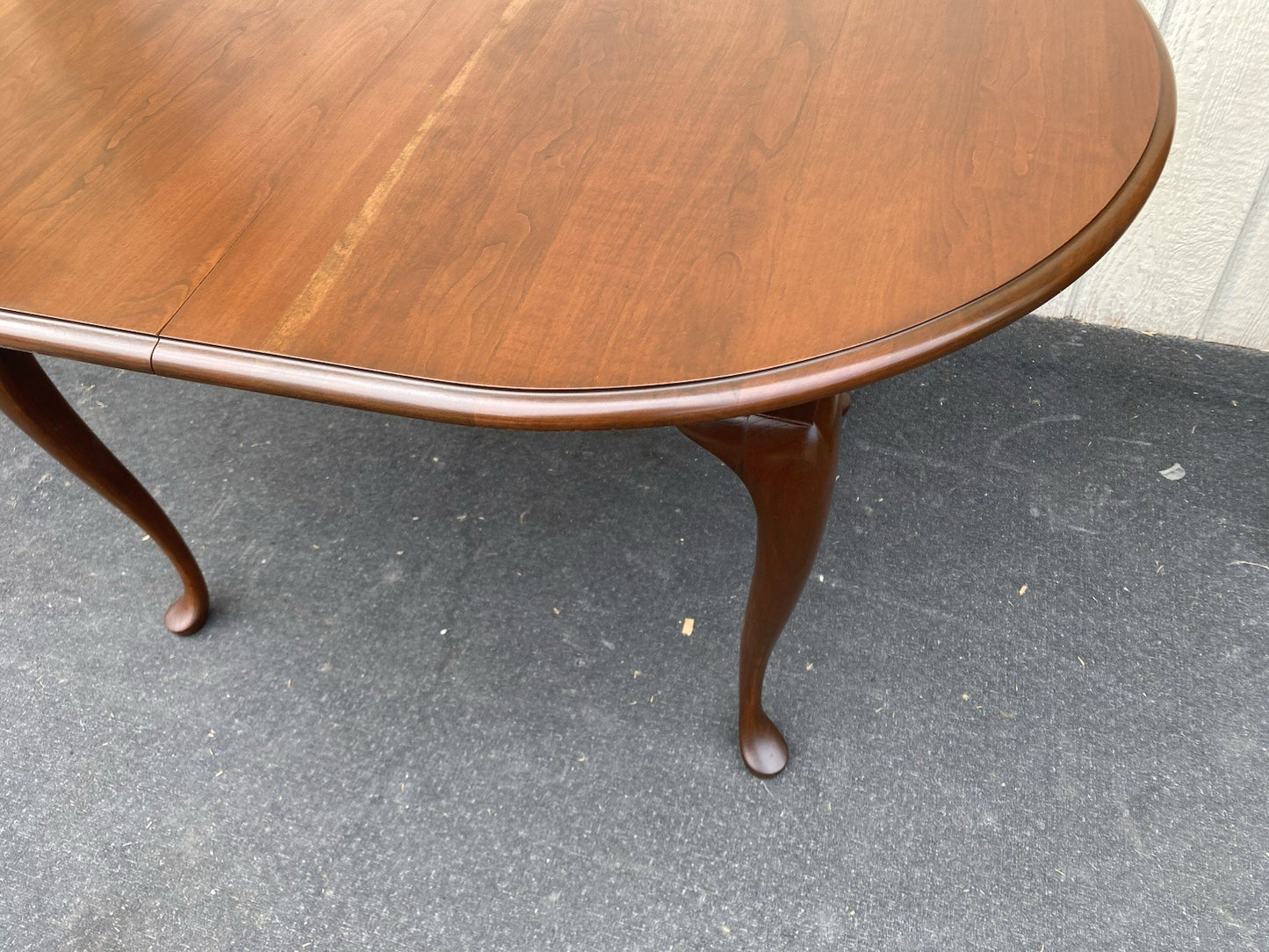 66517 Oval Cherry Queen Anne Dining Table w/ No leafs