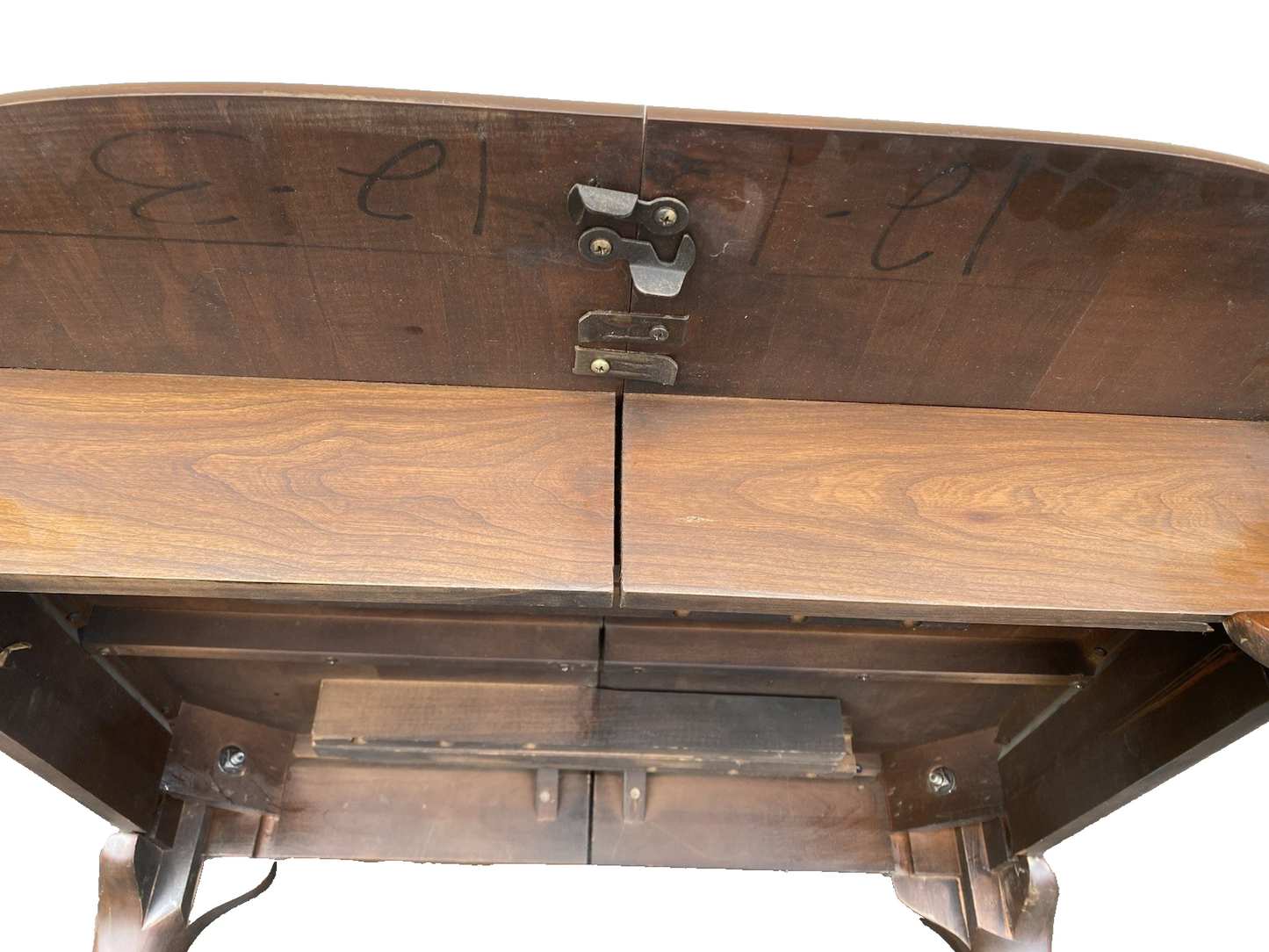 66517 Oval Cherry Queen Anne Dining Table w/ No leafs