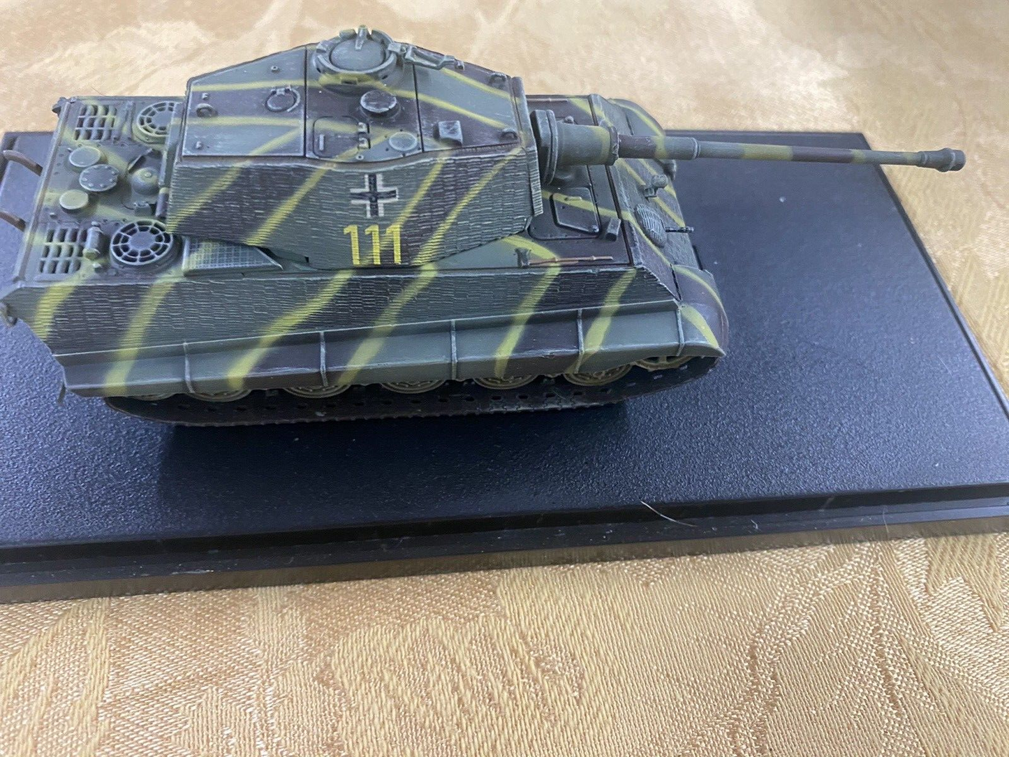 ES 46: Group of 3 military tanks