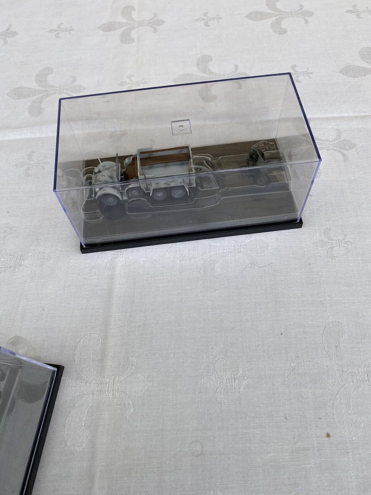 ES 64 : 2 Military Tanks in Showcases