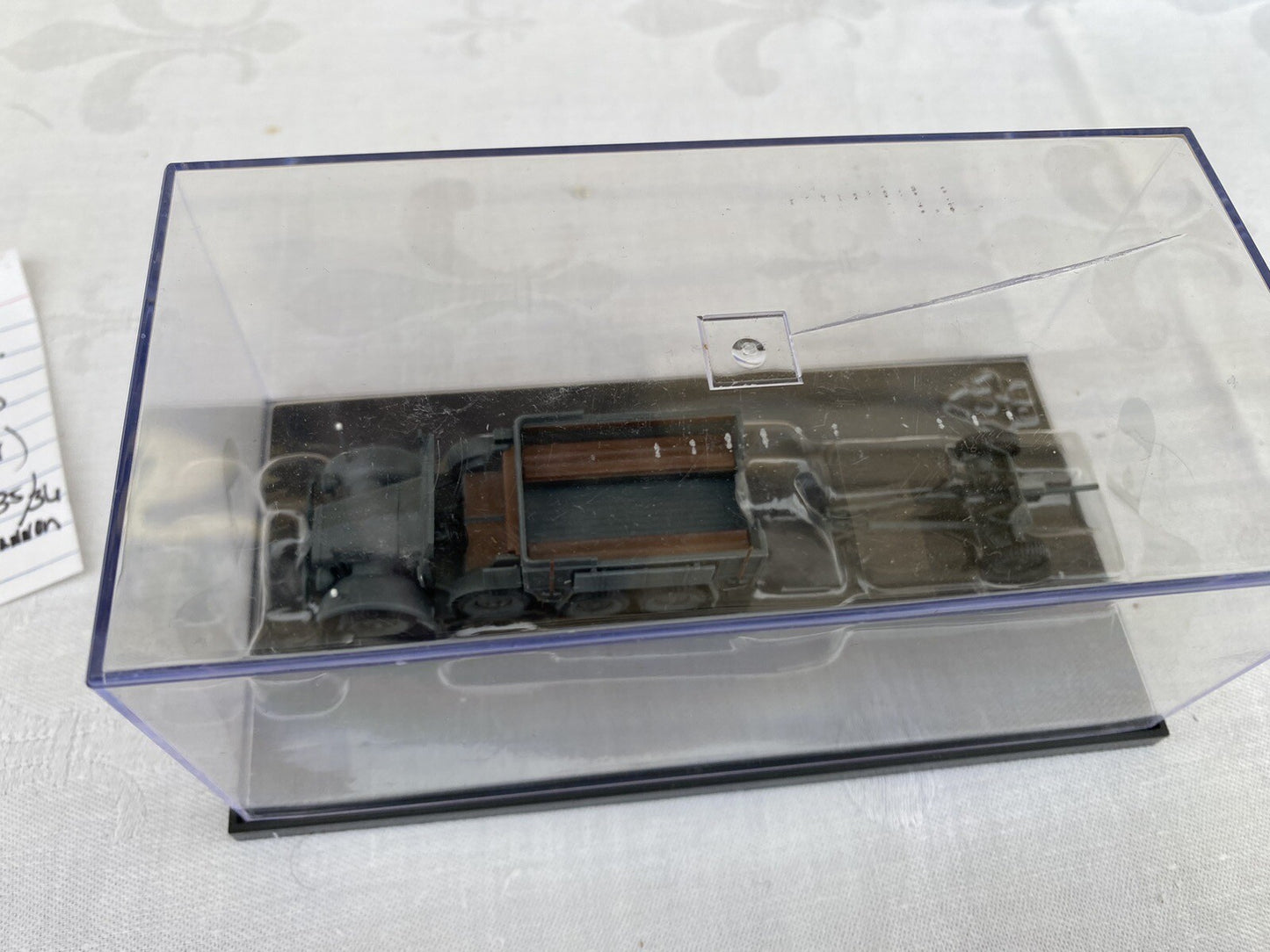 ES 64 : 2 Military Tanks in Showcases