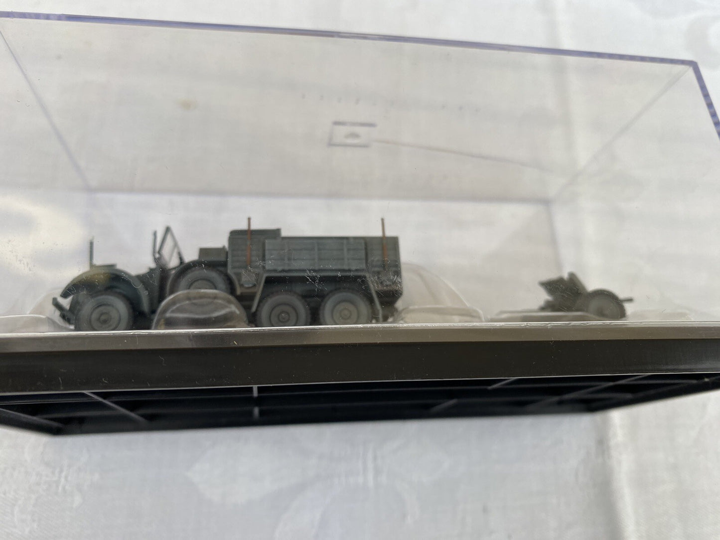 ES 64 : 2 Military Tanks in Showcases