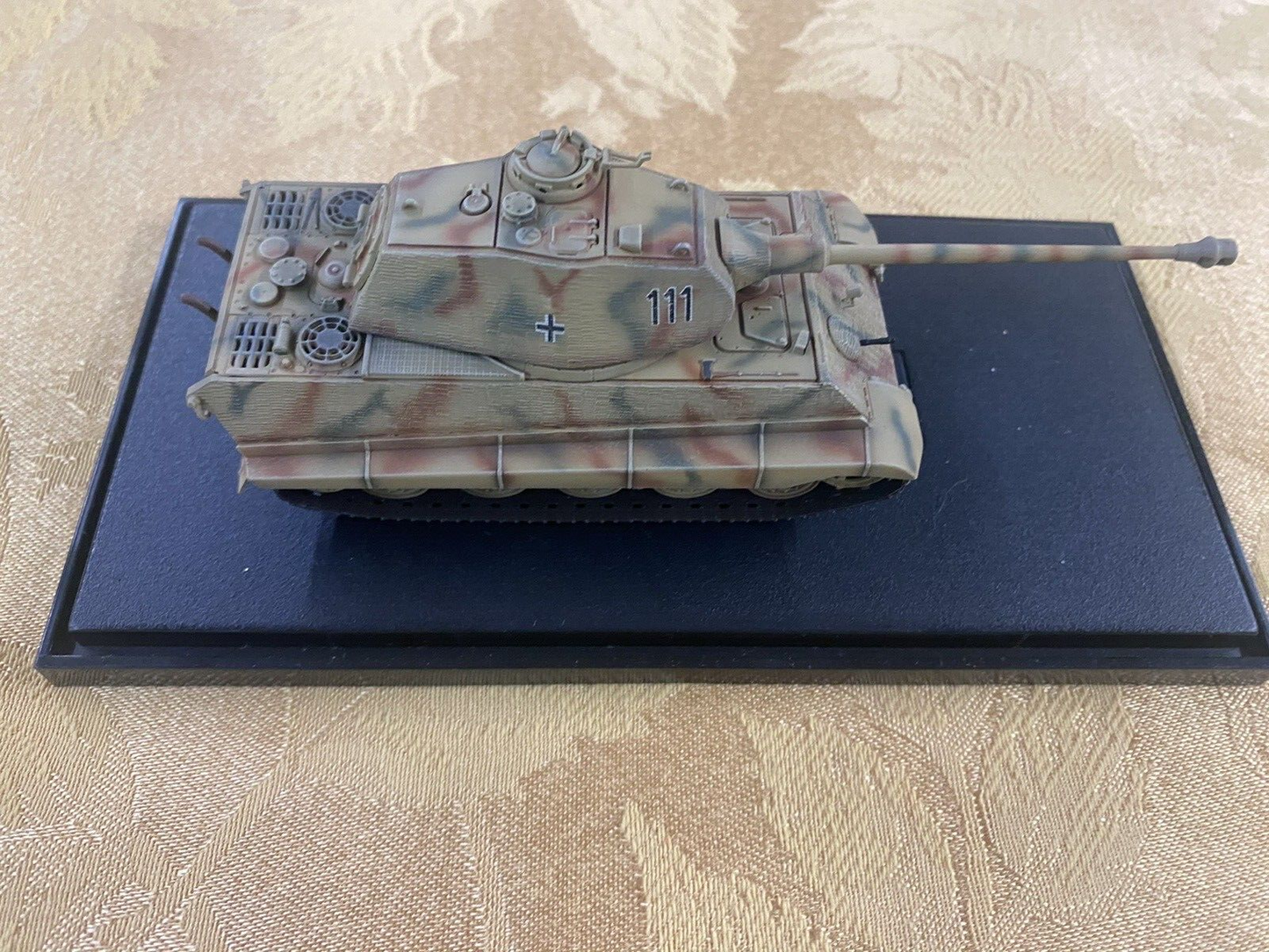 ES 46: Group of 3 military tanks