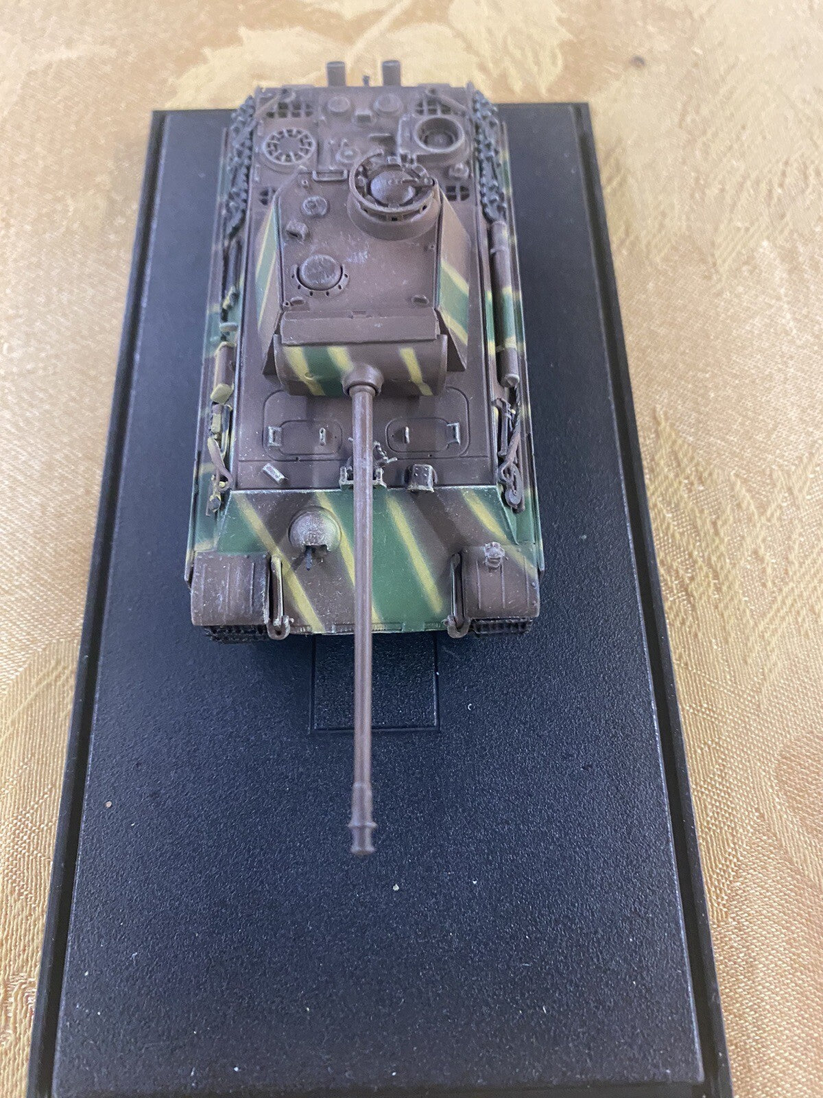 ES 46: Group of 3 military tanks