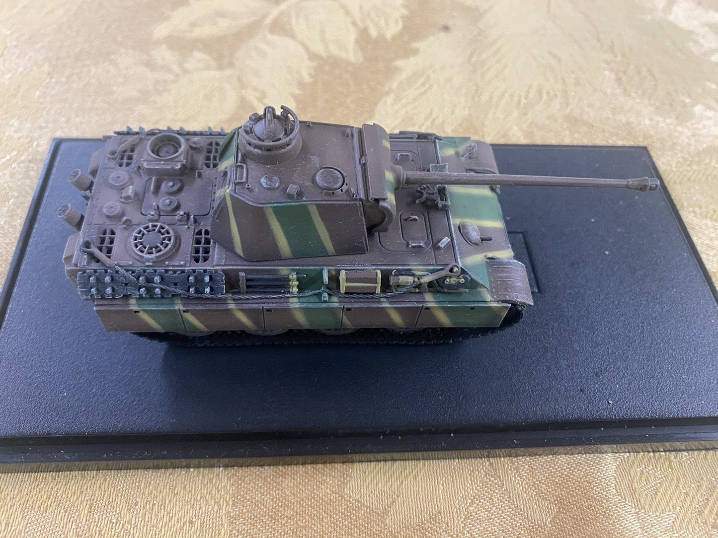 ES 46: Group of 3 military tanks
