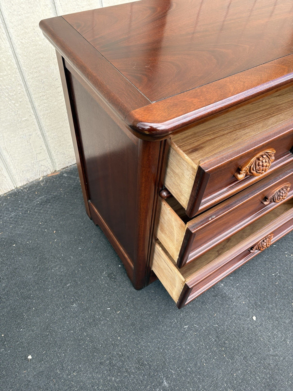 66727 Dixie Furniture Mahogany Dresser Chest Wood Carved Drawer Pulls