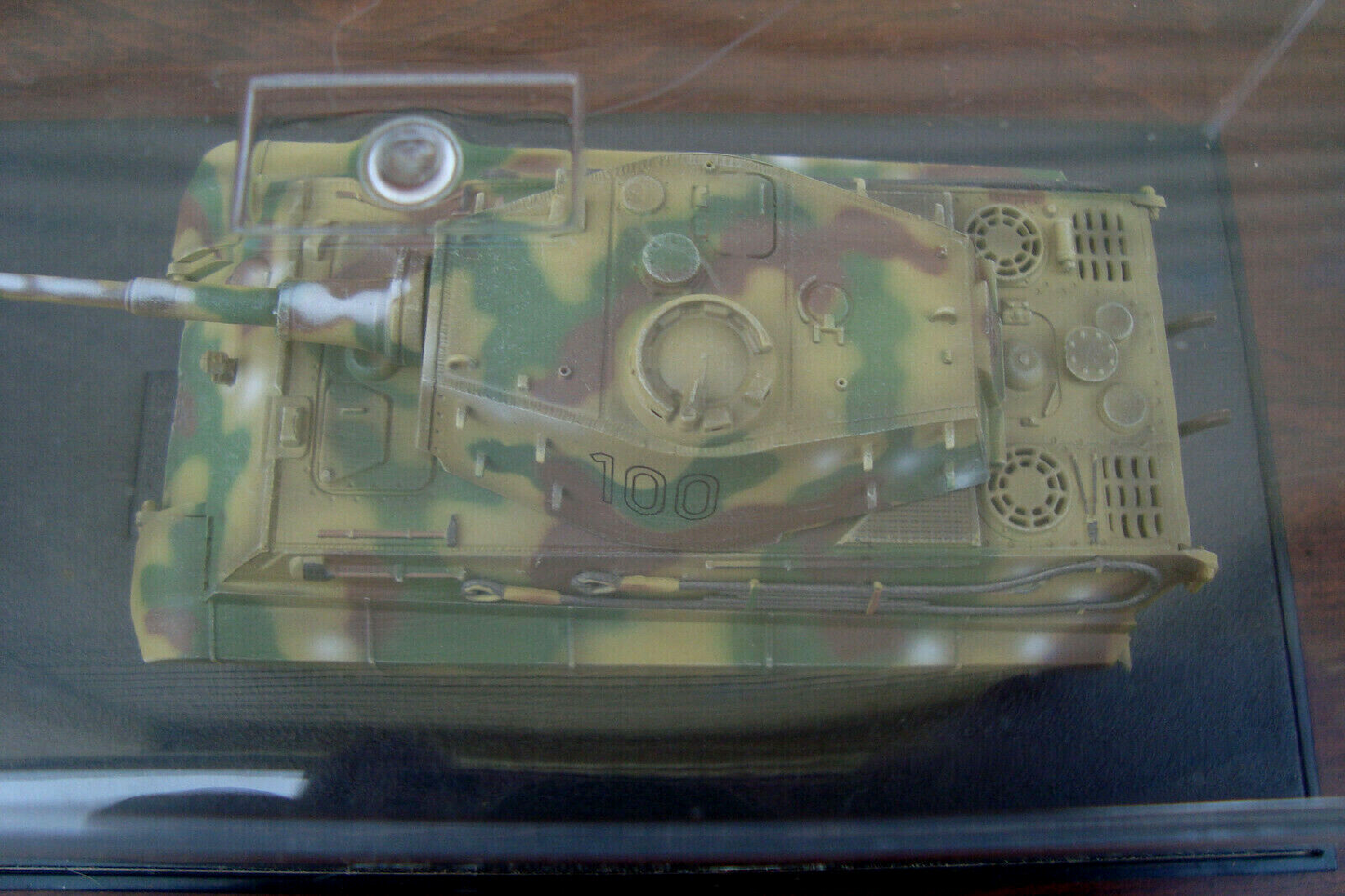 ES15 - 3 Military Tanks in Showcases