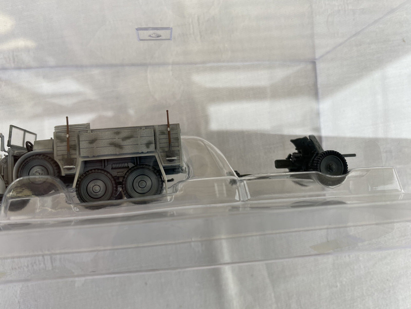 ES 64 : 2 Military Tanks in Showcases