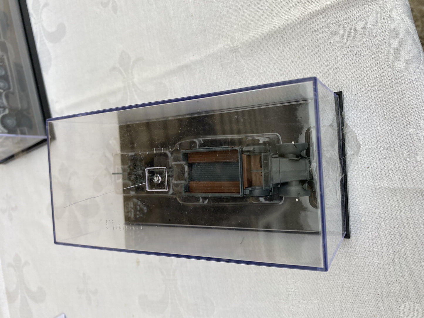 ES 64 : 2 Military Tanks in Showcases