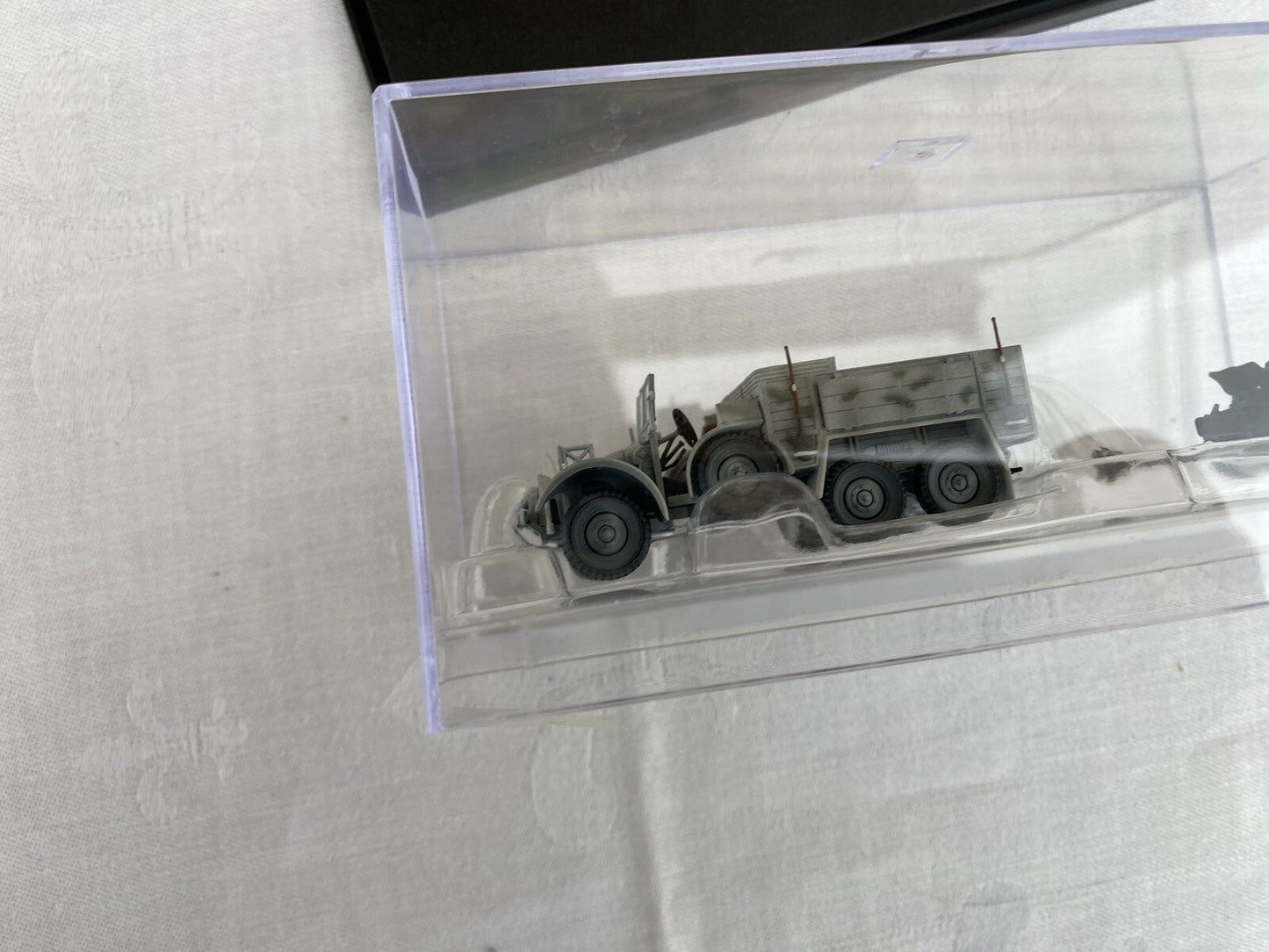 ES 64 : 2 Military Tanks in Showcases