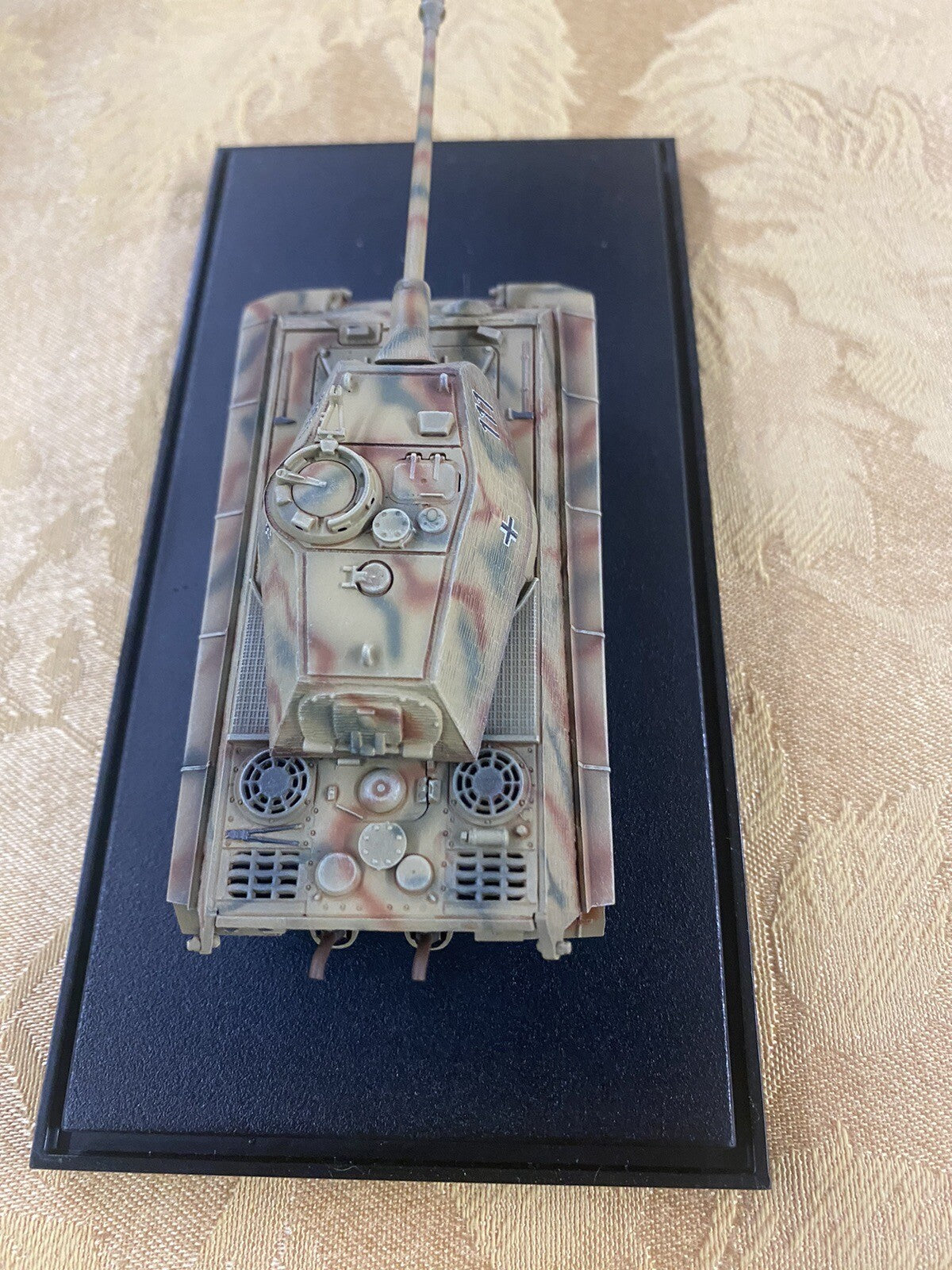 ES 46: Group of 3 military tanks