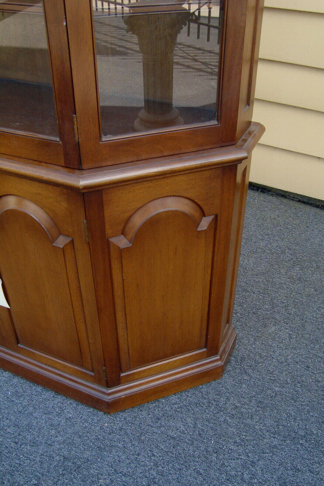 51131 BIGGS MAHOGANY 2 Piece ARCHED GLASS DOOR CHINA CABINET