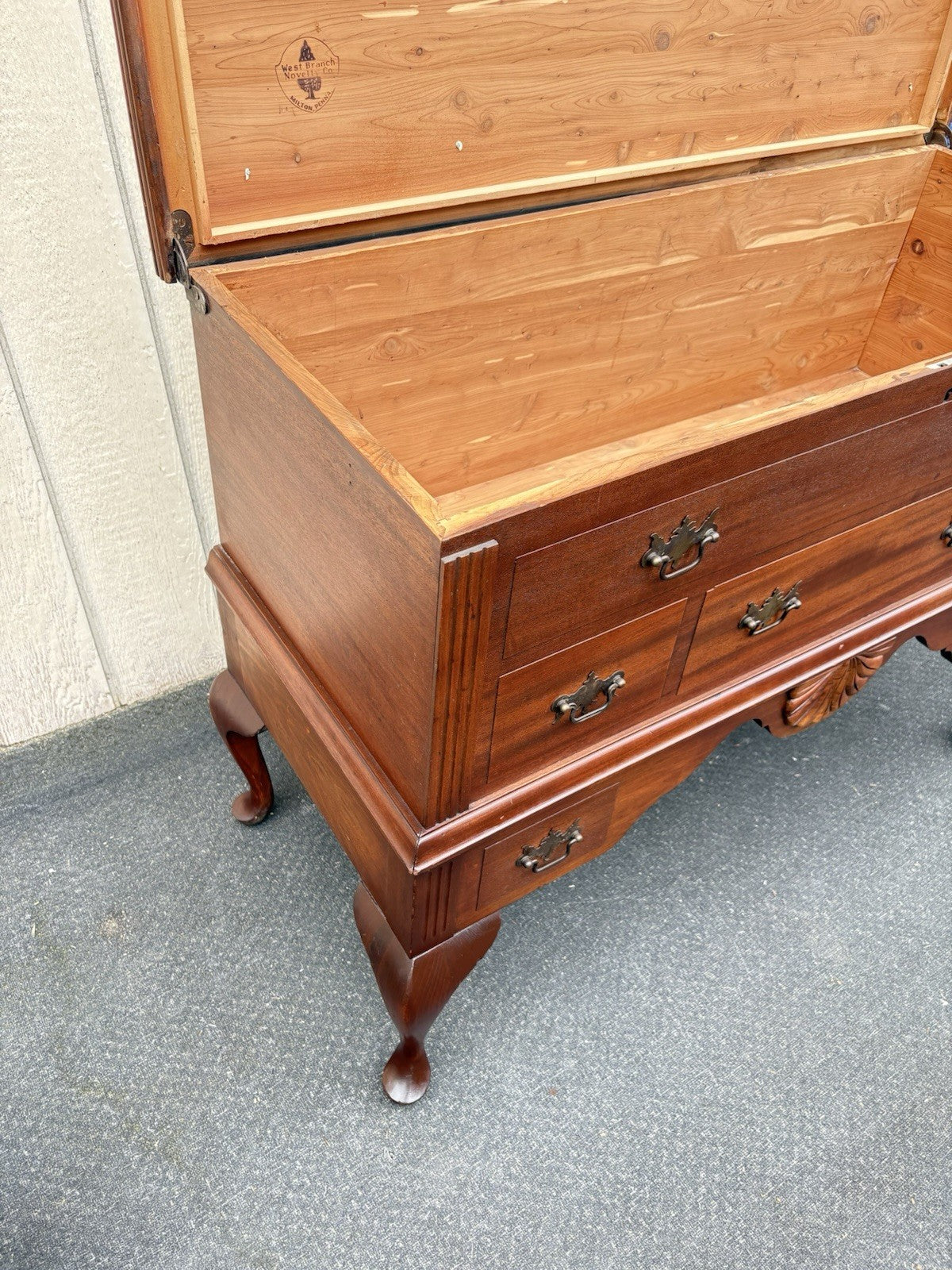 66786 Antique WEST BRANCH Mahogany Blanket Cedar Lined Storage chest