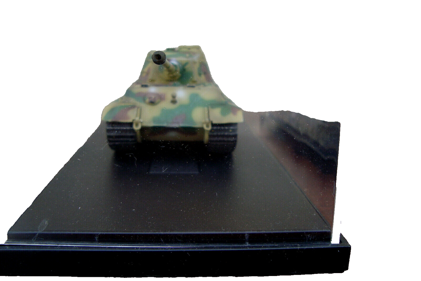 ES15 - 3 Military Tanks in Showcases