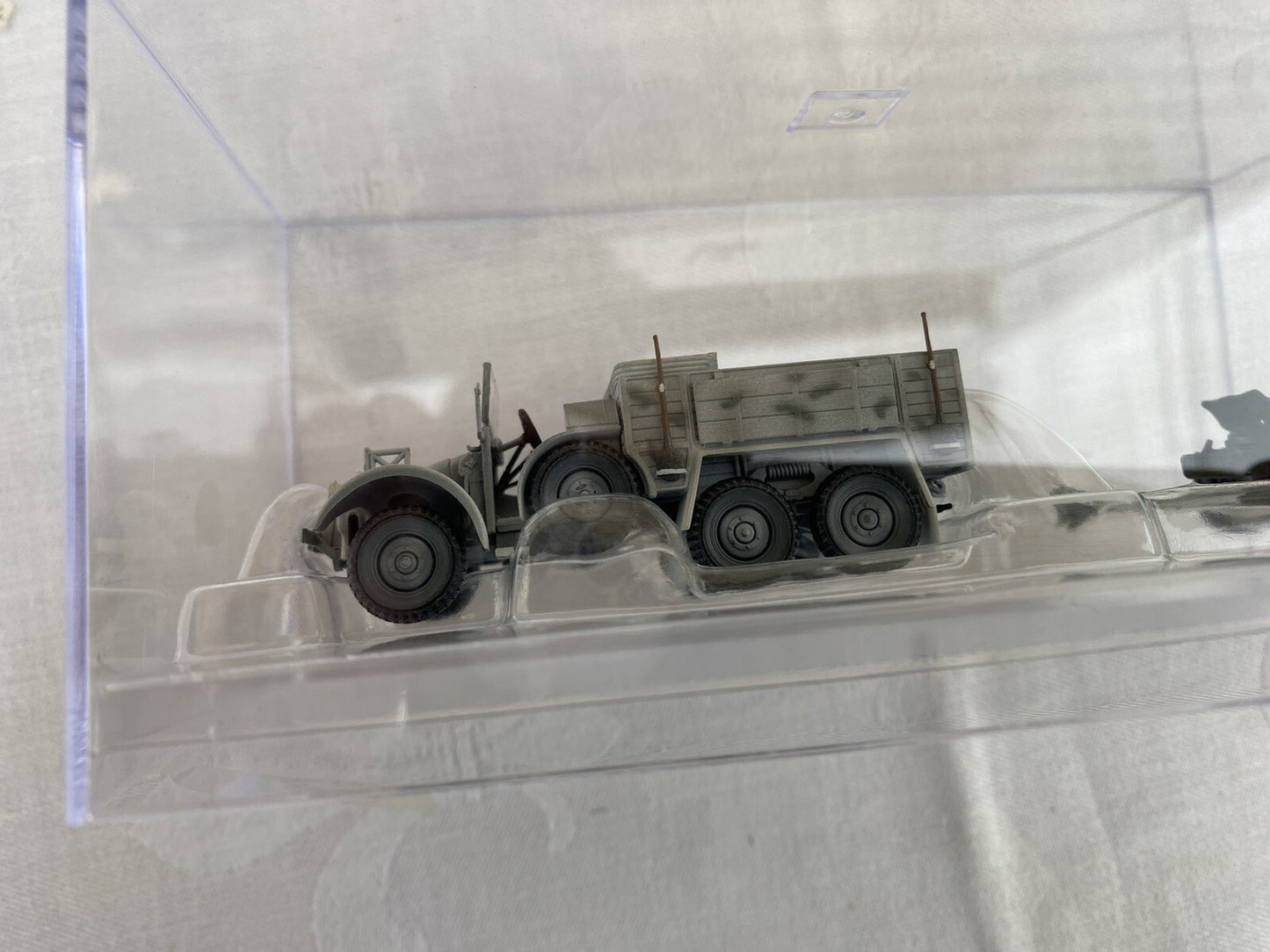 ES 64 : 2 Military Tanks in Showcases