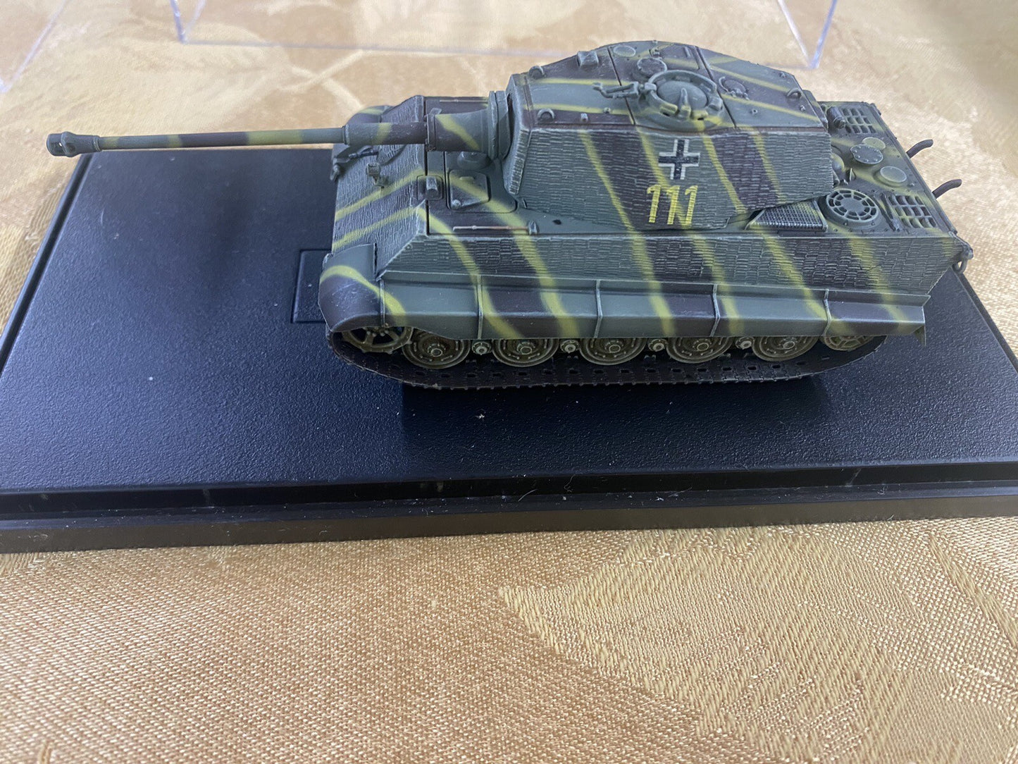 ES 46: Group of 3 military tanks