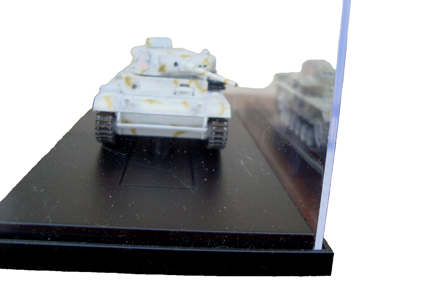 ES15 - 3 Military Tanks in Showcases