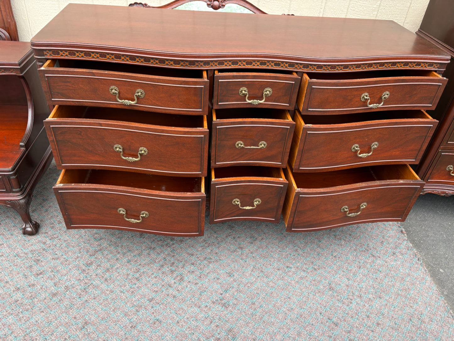 67895 Elegant Mahogany 5-Piece Bedroom Set with Mirror and Dresser
