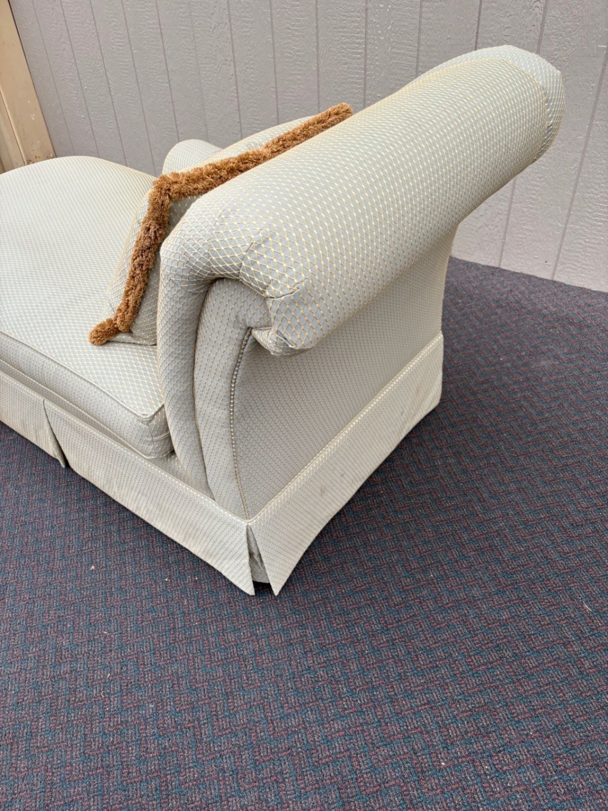 67531 Thomasville Upholstered Fainting Couch with Skirted Base