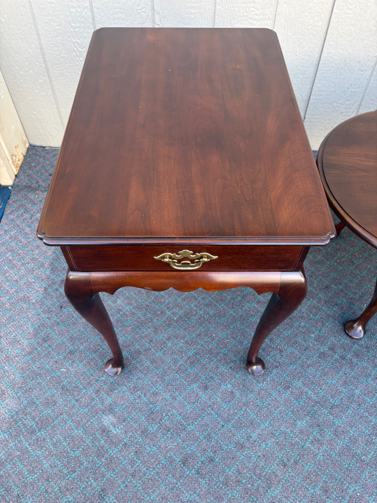 68213 Statton Cherry Queen Anne Style 3-Piece Coffee Table Set
