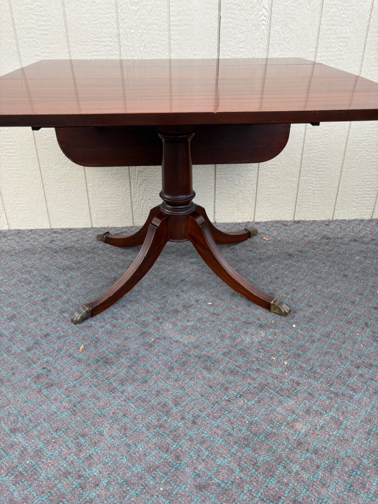 68092  Elegant Duncan Phyfe Drop Leaf Dining Table with Mahogany Finish