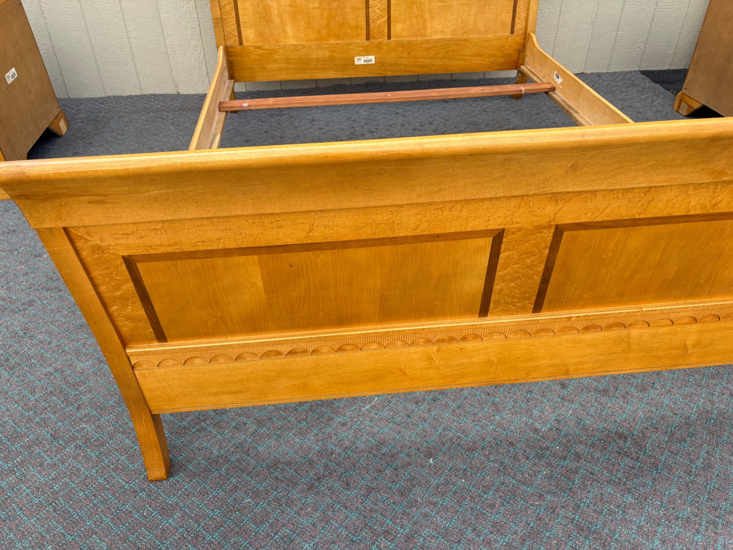 67984 Ethan Allen ?? Queen Size Sleigh Bed, Classic Cherry Wood Finish