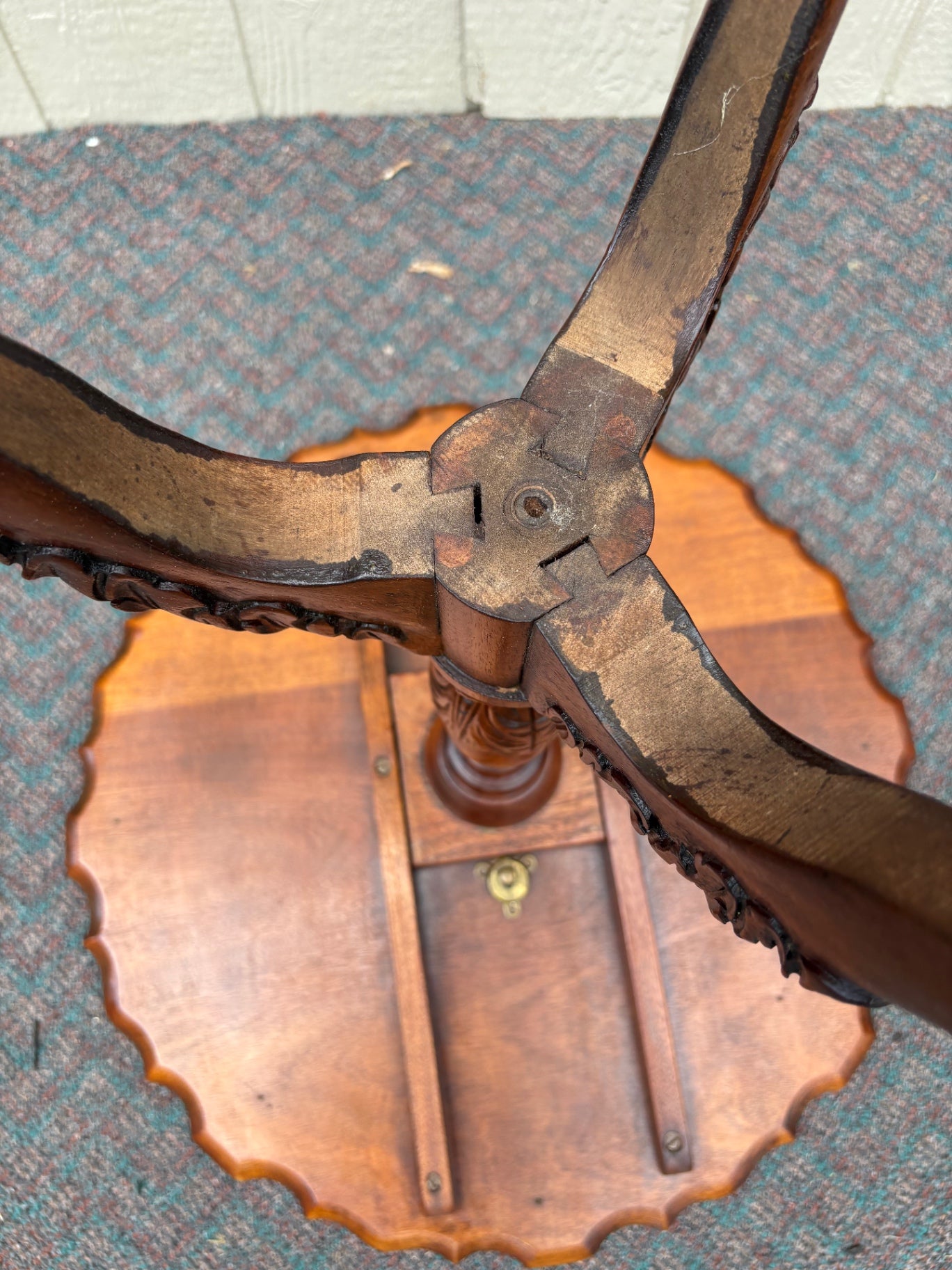 67814 Antique Mahogany Tilt-Top Pie Crust Table with Carved Pedestal
