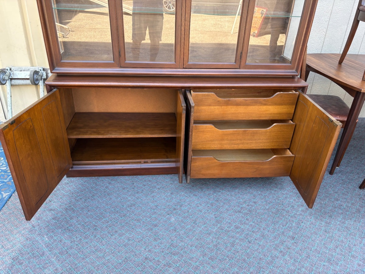 68135 Mid-Century Modern Dining Set with Hutch and Six Chairs