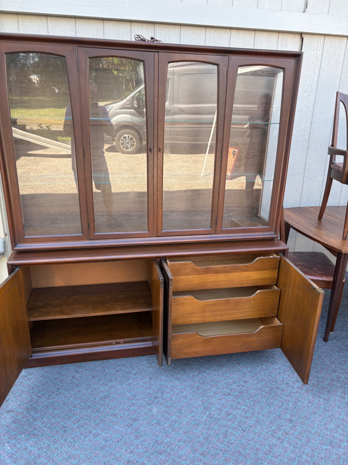68135 Mid-Century Modern Dining Set with Hutch and Six Chairs