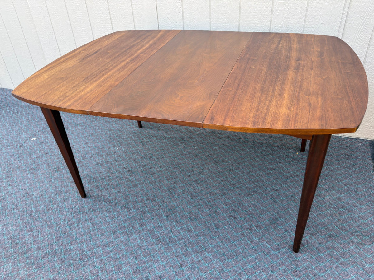 68135 Mid-Century Modern Dining Set with Hutch and Six Chairs
