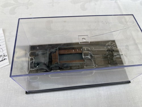 ES 64 :      2 Military Tanks in Showcases