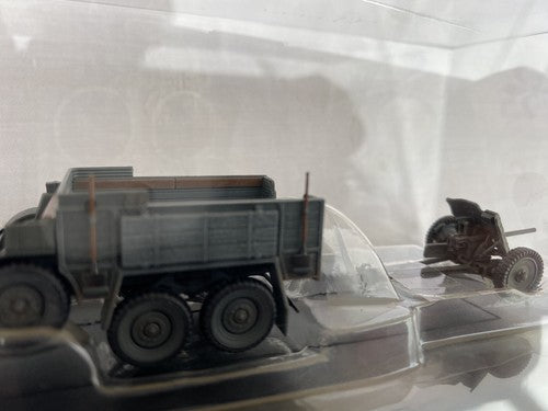 ES 64 :      2 Military Tanks in Showcases