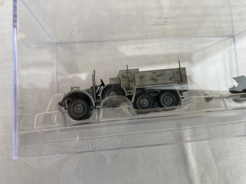 ES 64 :      2 Military Tanks in Showcases