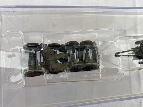 ES 64 :      2 Military Tanks in Showcases