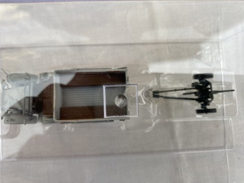 ES 64 :      2 Military Tanks in Showcases