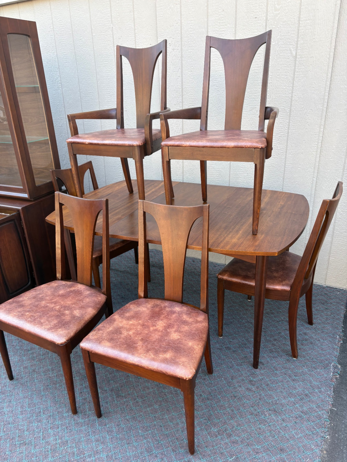 68135 Mid-Century Modern Dining Set with Hutch and Six Chairs