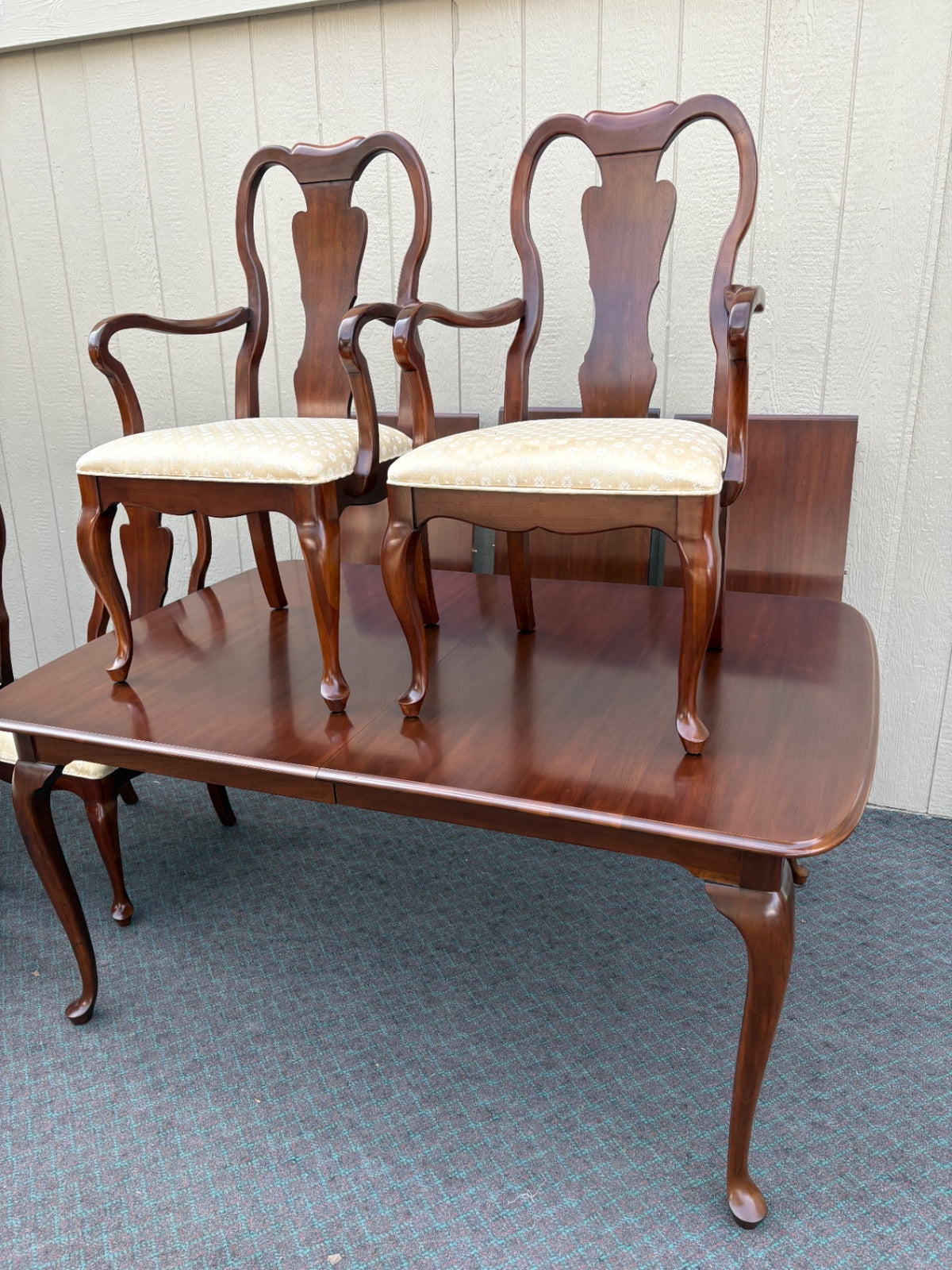 68164  Queen Anne Dining Table with 6 Chairs, Solid Wood, Elegant Design
