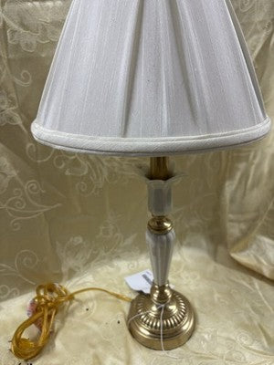 66558 Lenox Quoizel Table Lamp with Lenox Tag on shade