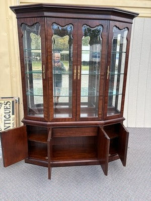 67135 Banded Mahogany Thomasville Breakfront China Cabinet Curio