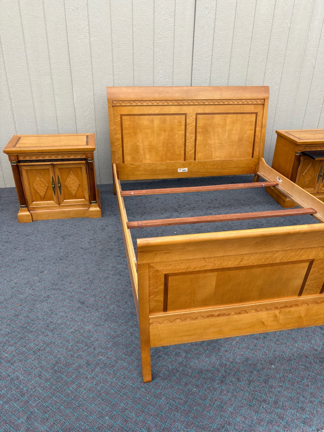 67984 Ethan Allen ?? Queen Size Sleigh Bed, Classic Cherry Wood Finish