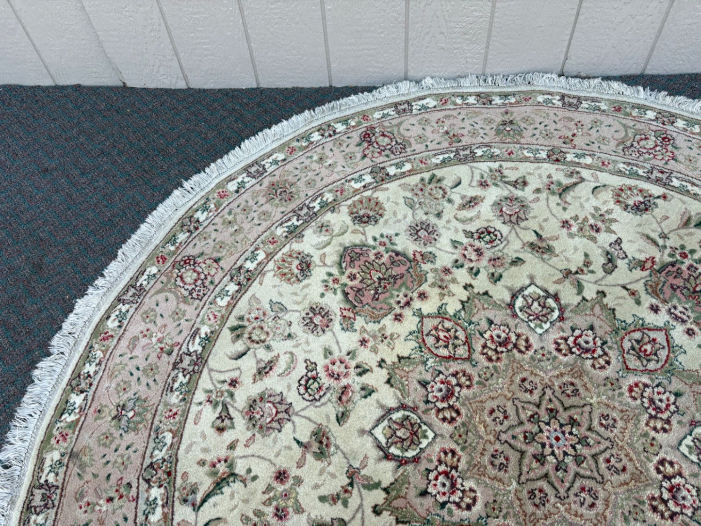 RUG06 Round Oriental Rug with Floral Medallion Design, Wool Blend
