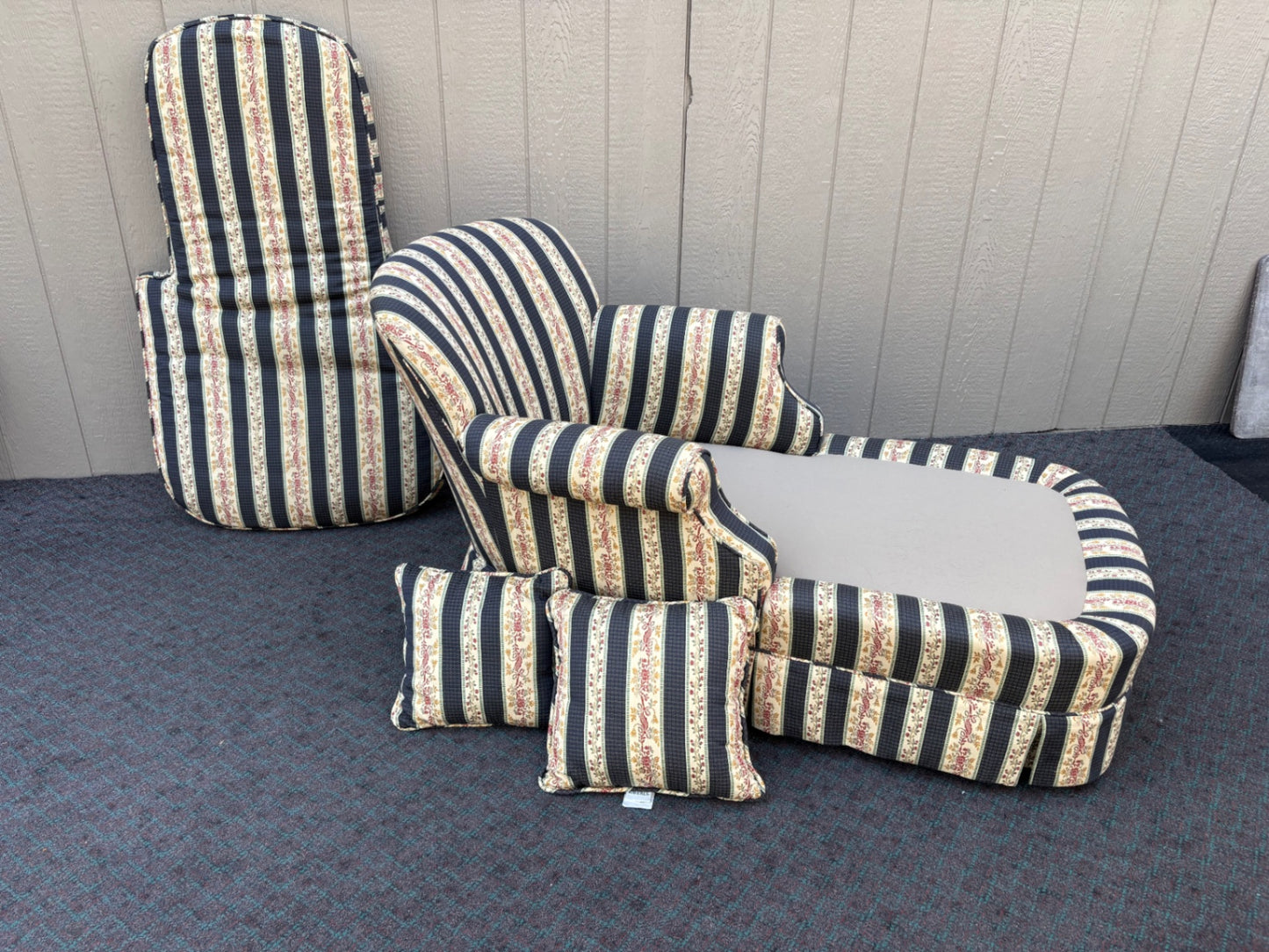 67963 Vintage Striped Upholstered Fainting Couch with Floral Accents