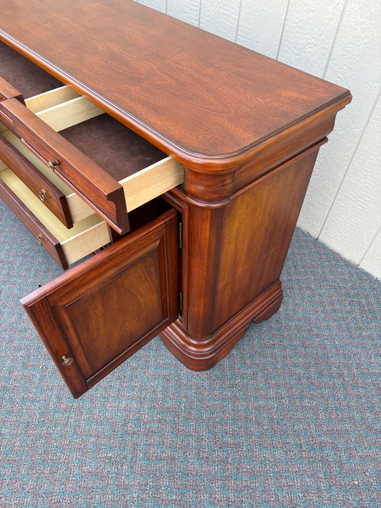 67655 Elegant Mahogany Sideboard with Drawers and Cabinets