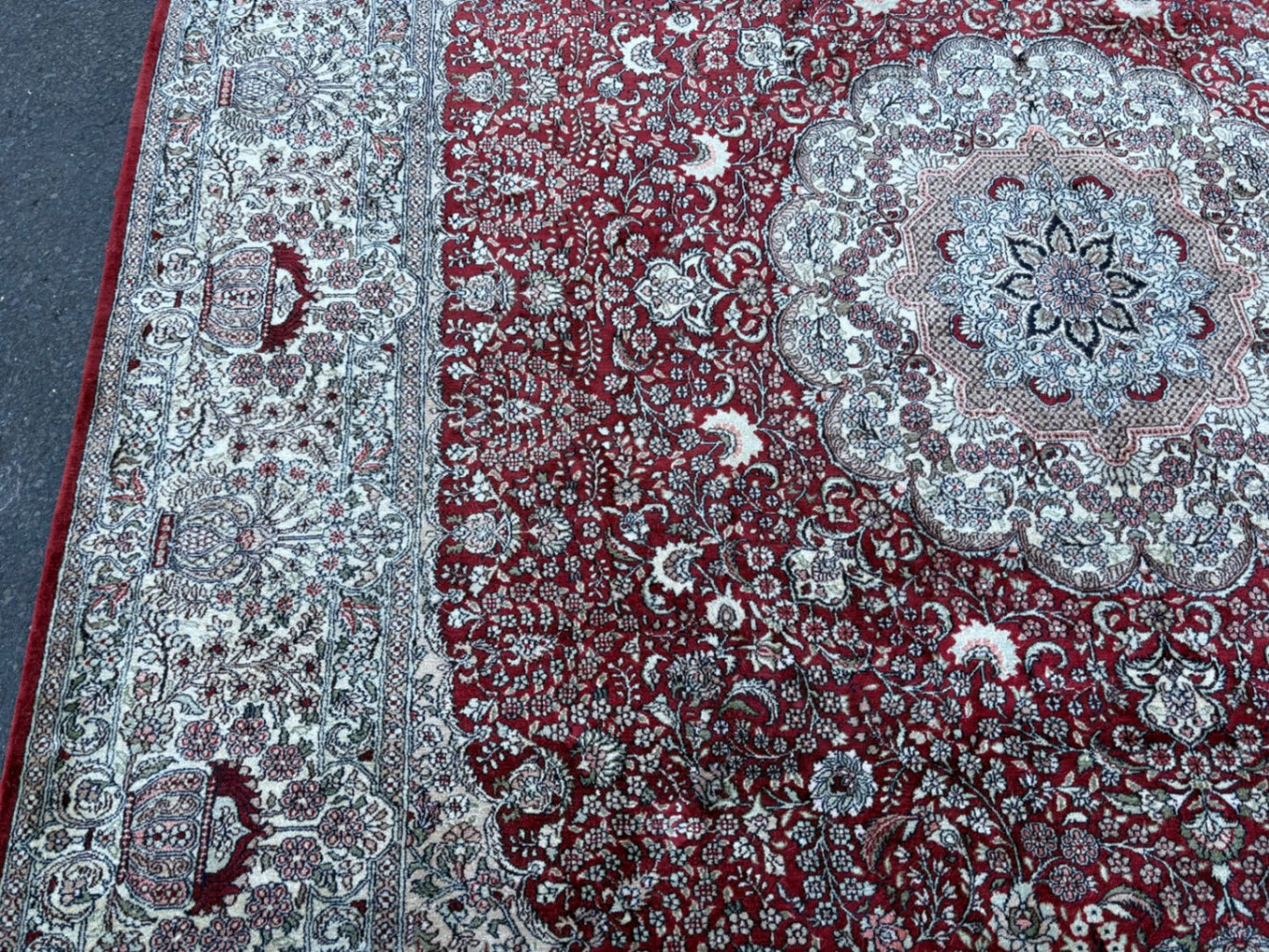 RUG02  Large Traditional Persian Style Wool Area Rug with Medallion Design